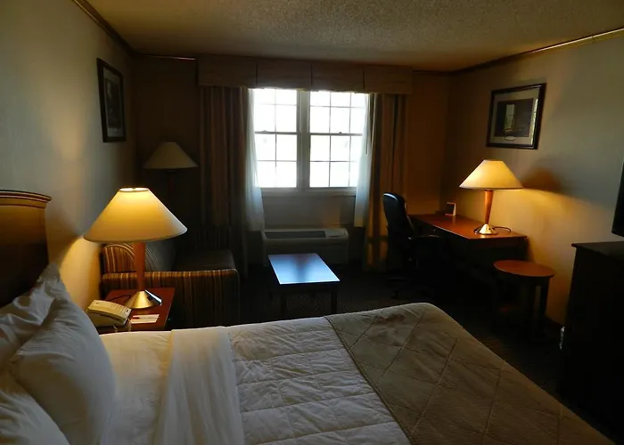 Ramada By Wyndham Williamsburg And Wasserbahn Waterpark
