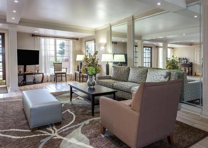 Days Inn & Suites By Wyndham Roseville/Detroit Area