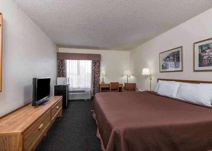 Baymont By Wyndham Iowa Lake Charles